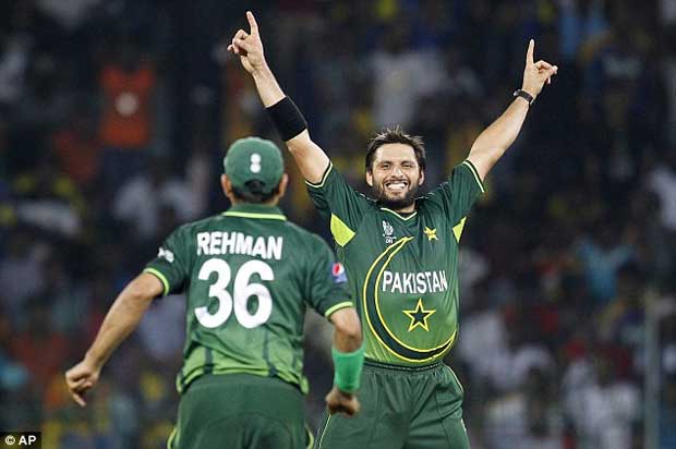 Top 10 Cricketers with peculiar on-field actions