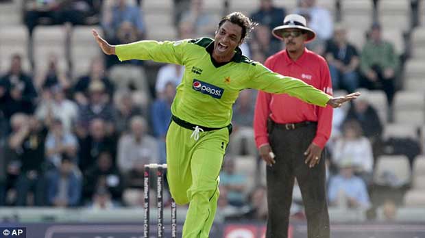 Top 10 Cricketers with peculiar on-field actions