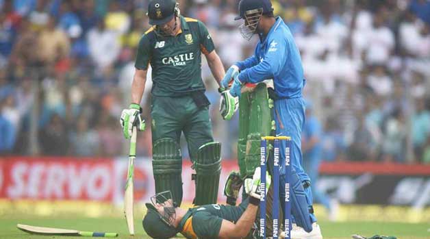 MS Dhoni turns physio for Faf du plesis