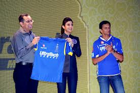 Shilpa shetty unveling the merchandise as Dravid looks on.