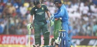 MS Dhoni turns physio for Faf du plesis